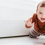 Begini 5 Cara Melatih Bayi Merangkak